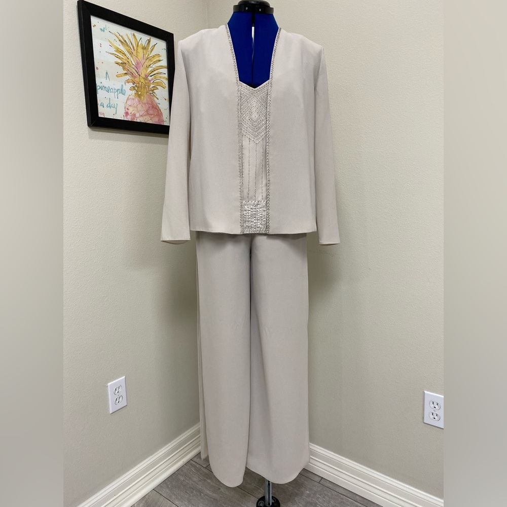 Evening wear. (3 pieces) blazer, tank, pant suit. size 6
